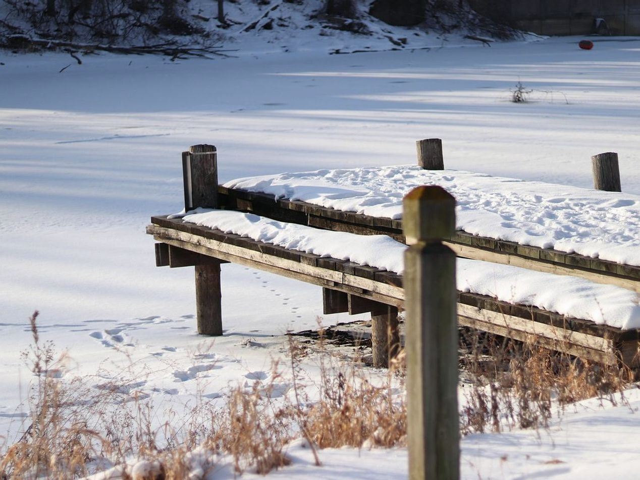 Equipamento de pesca no gelo sob a neve matinal